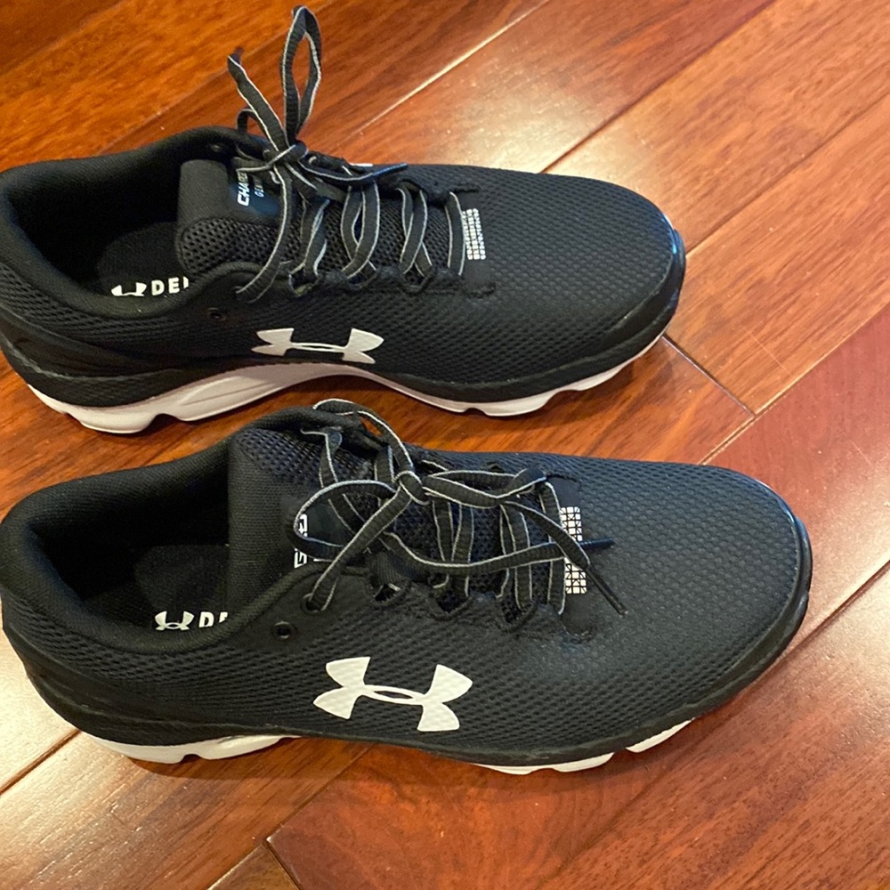 Under armour black sneakers size 7.5